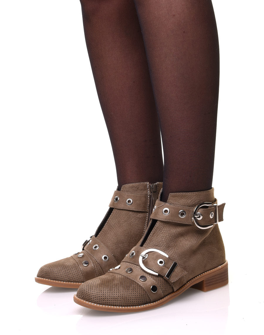 Bottines vertes lanières cloutées ouvertes à l’avant