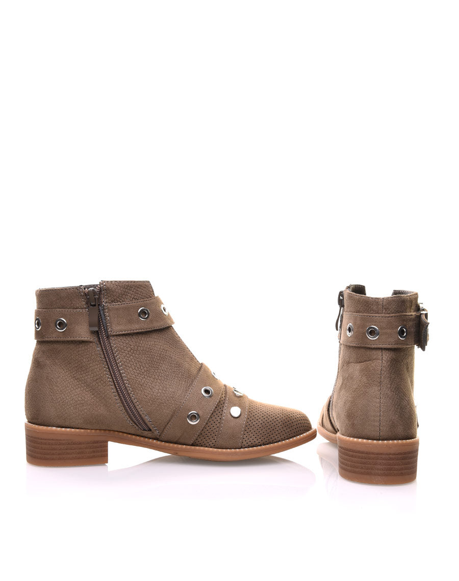 Bottines vertes lanières cloutées ouvertes à l’avant