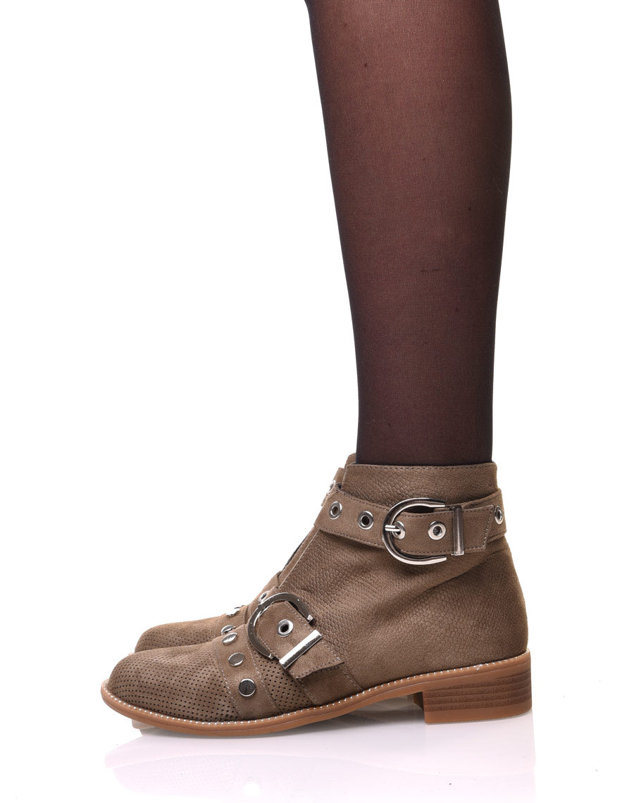 Bottines vertes lanières cloutées ouvertes à l’avant