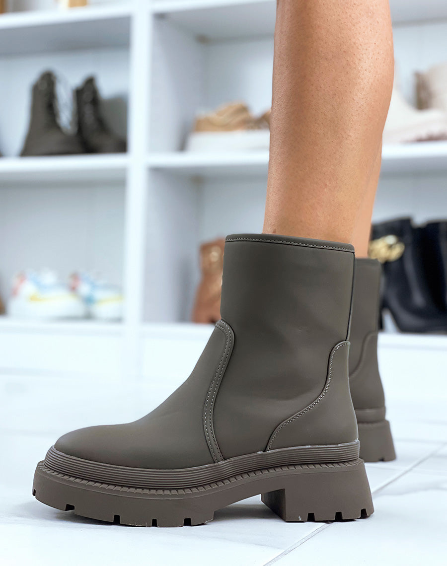 Bottines vertes montantes à double semelle talonnée et épaisse