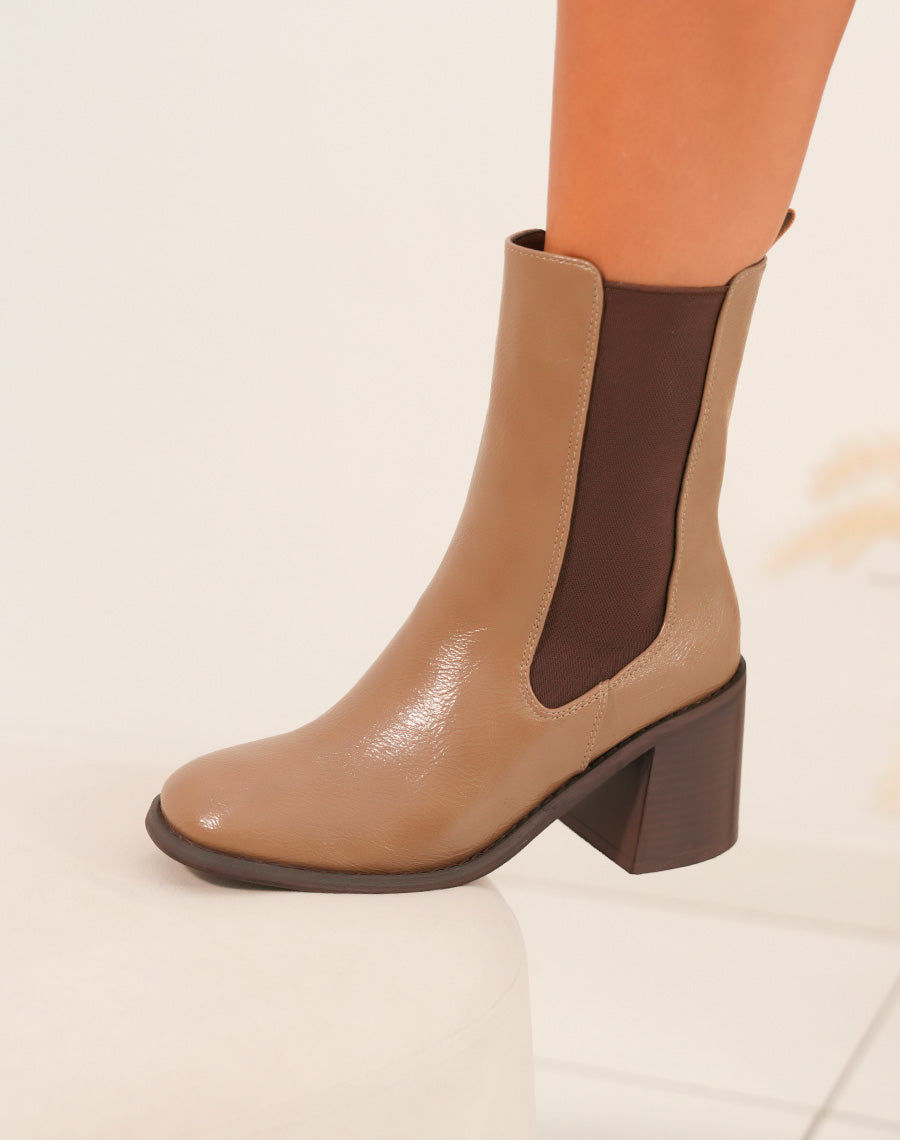 Charmantes Bottines Marron Chelsea avec Talon Carré et Finition Brillante