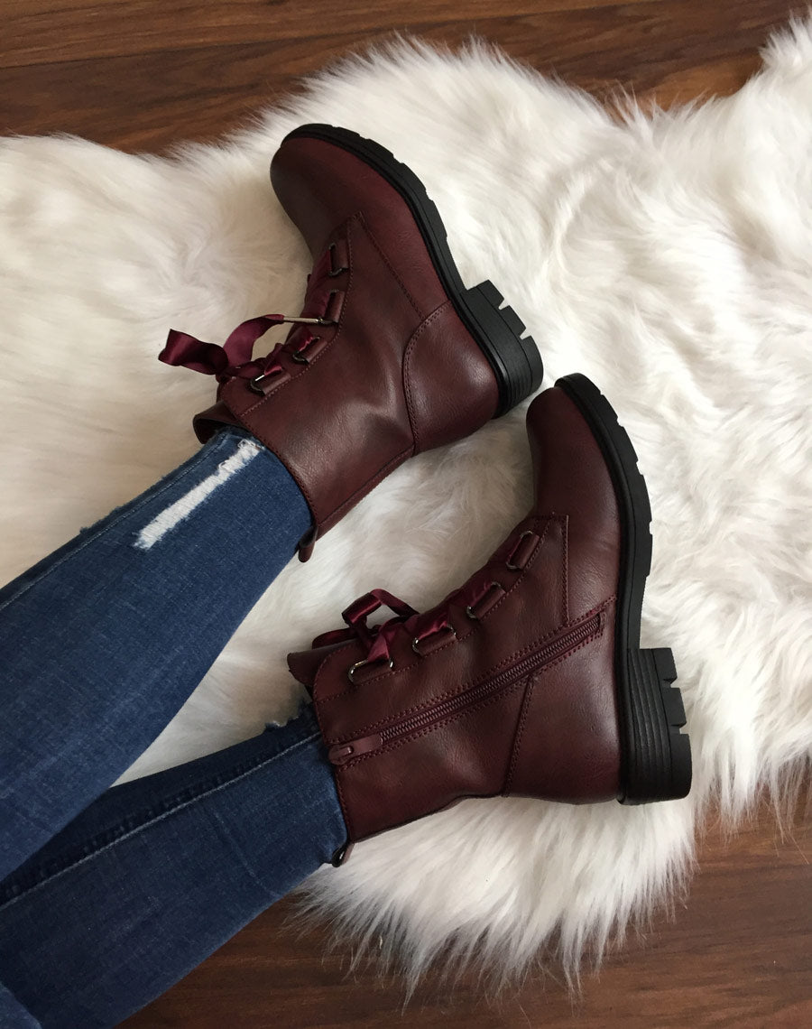 Chaussures montantes bordeaux lacets en satin