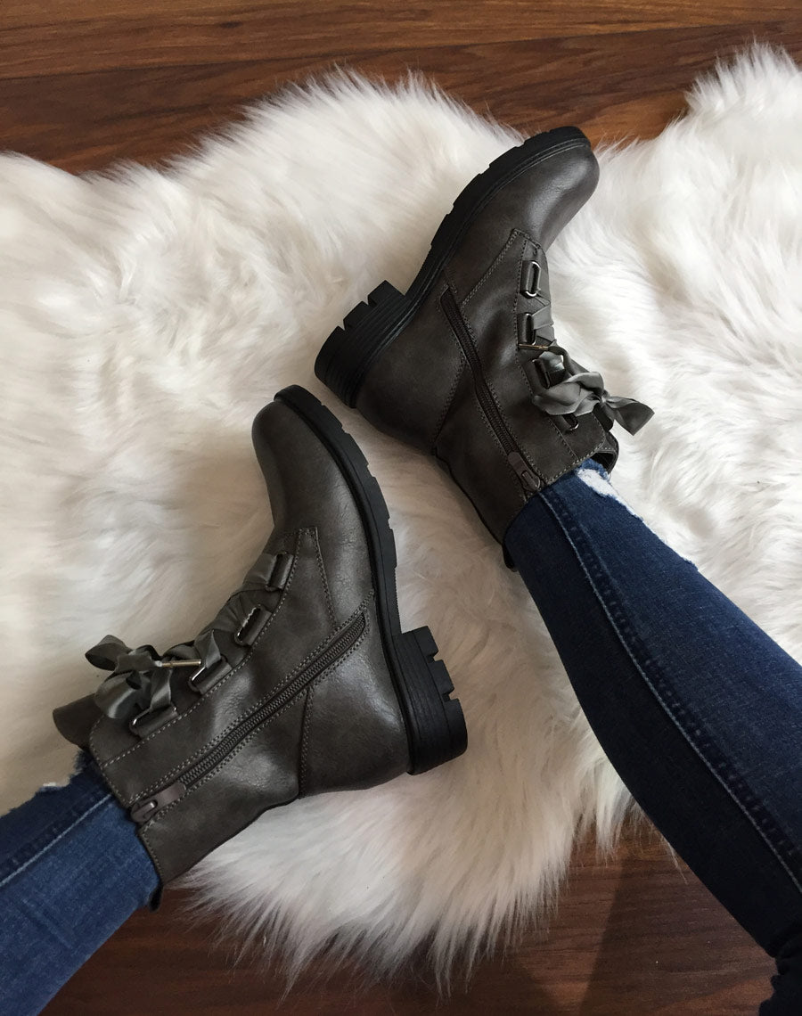 Chaussures montantes grises lacets en satin