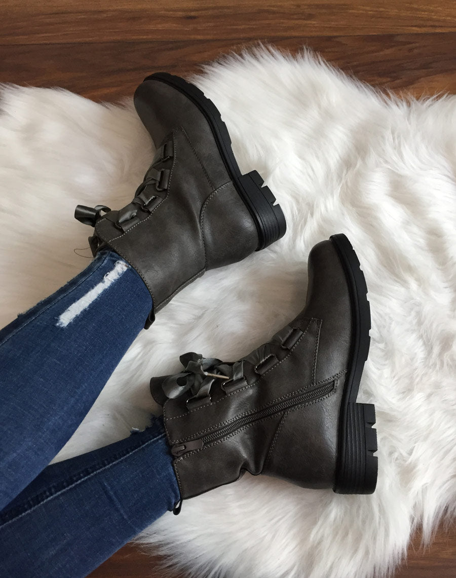 Chaussures montantes grises lacets en satin