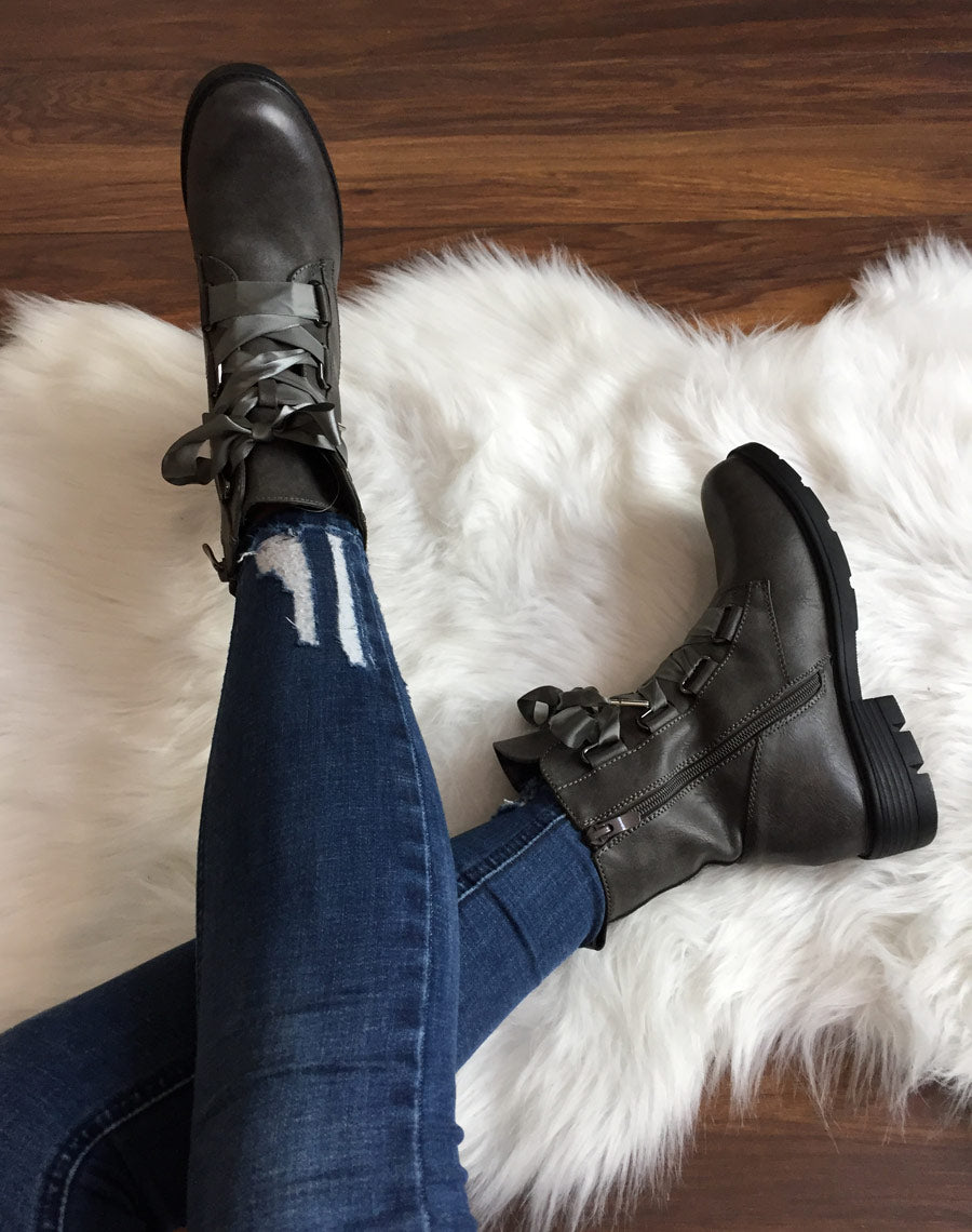 Chaussures montantes grises lacets en satin