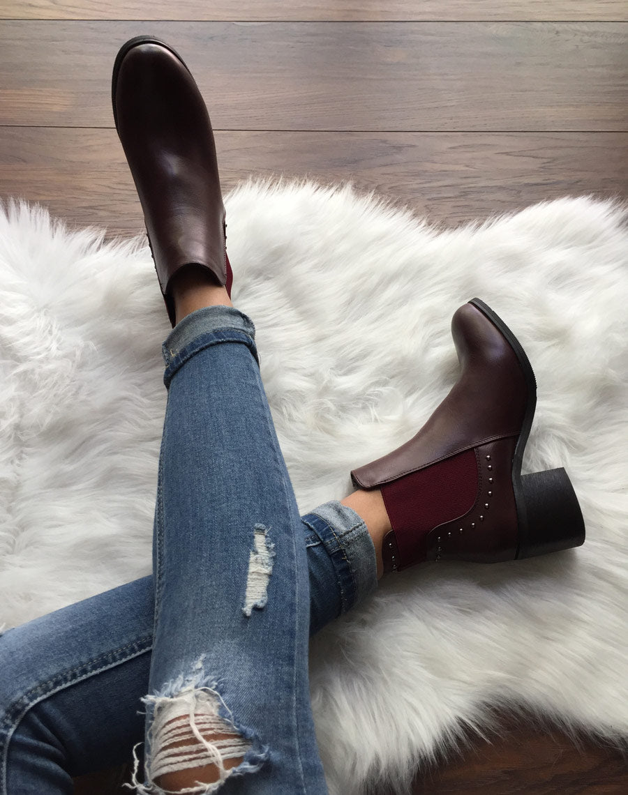 Chelsea boots bordeaux cloutés à petits talons