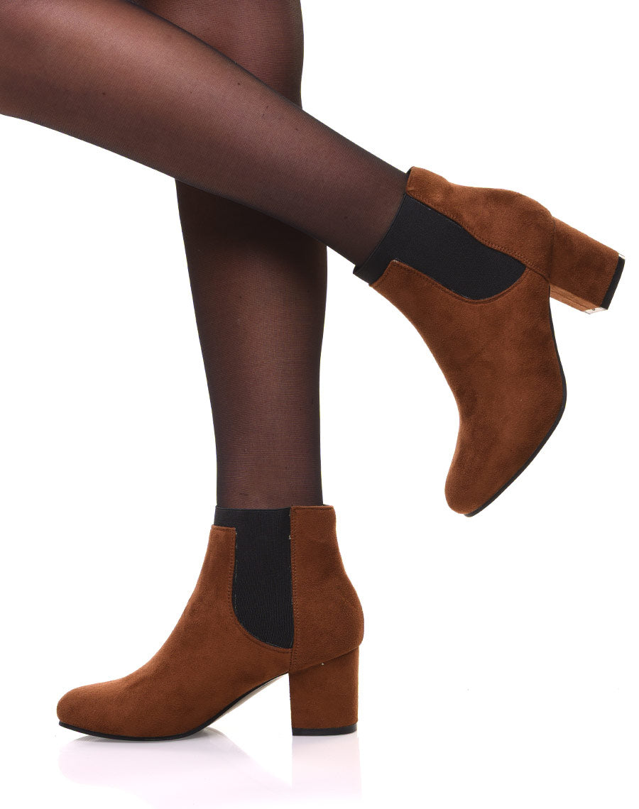 Chelsea boots camel entièrement en suédine talons mi haut