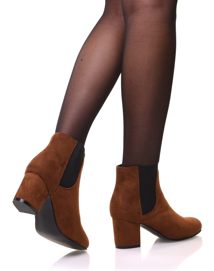 Chelsea boots camel entièrement en suédine talons mi haut