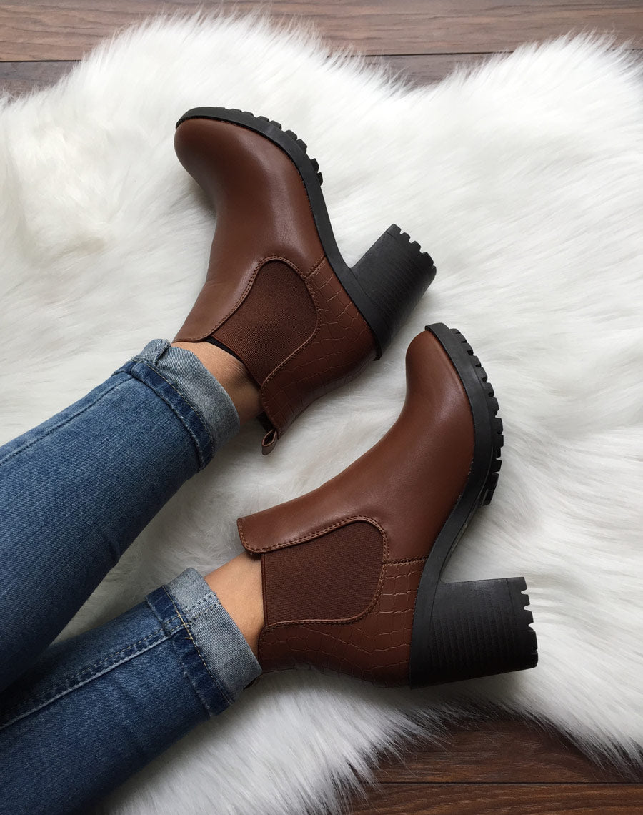 Chelsea boots camel à talon et effet croco