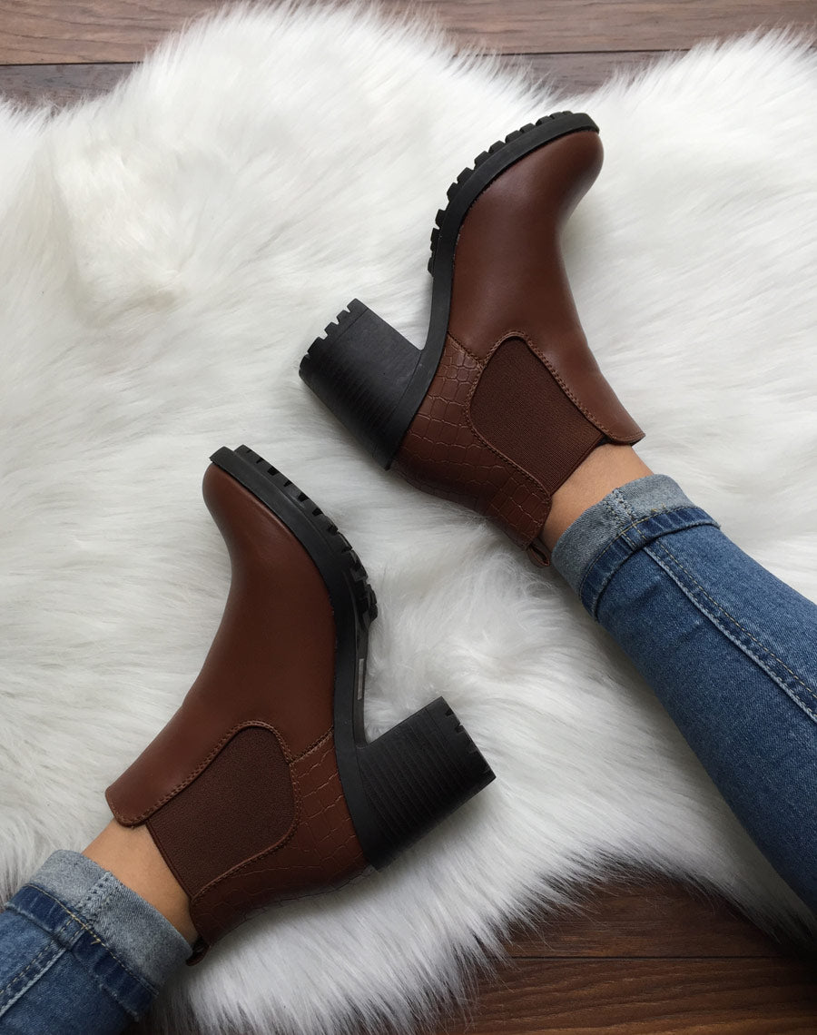 Chelsea boots camel à talon et effet croco