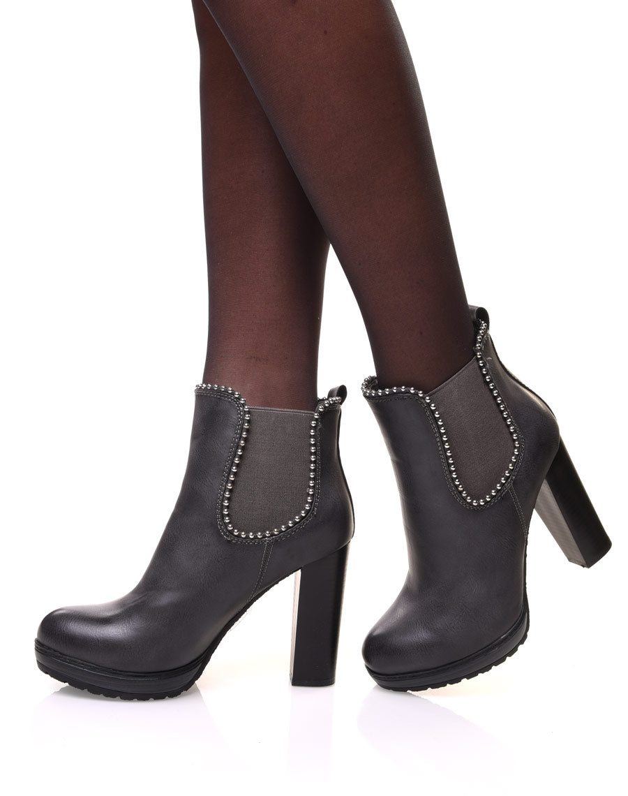 Chelsea boots grises à talons et détails perles