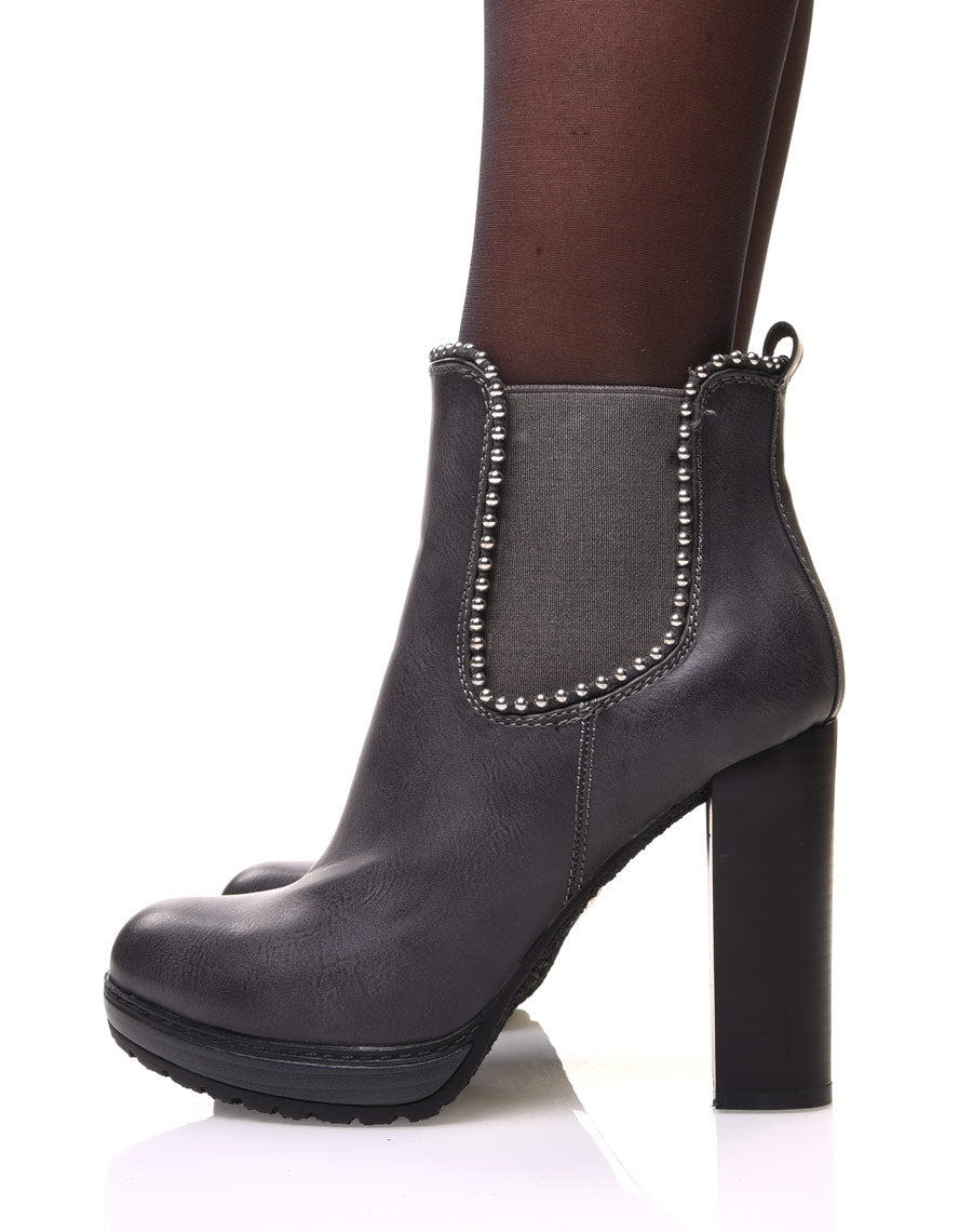 Chelsea boots grises à talons et détails perles