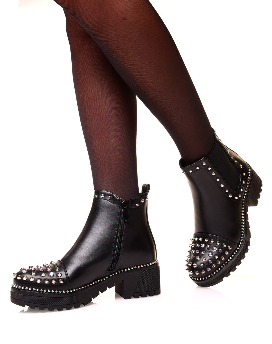 Chelsea boots noire à effet lisse ajouré de clous argenté