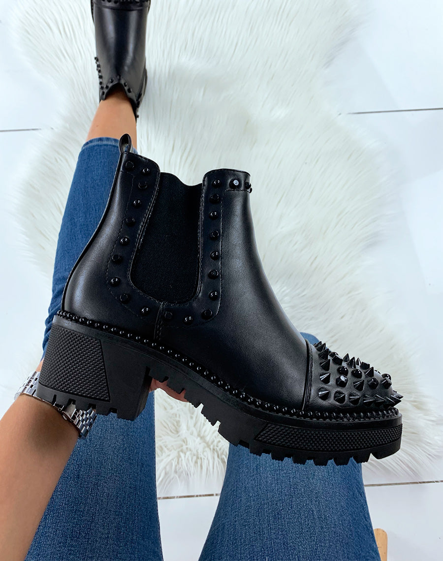 Chelsea boots noire à effet lisse ajouré de clous noirs