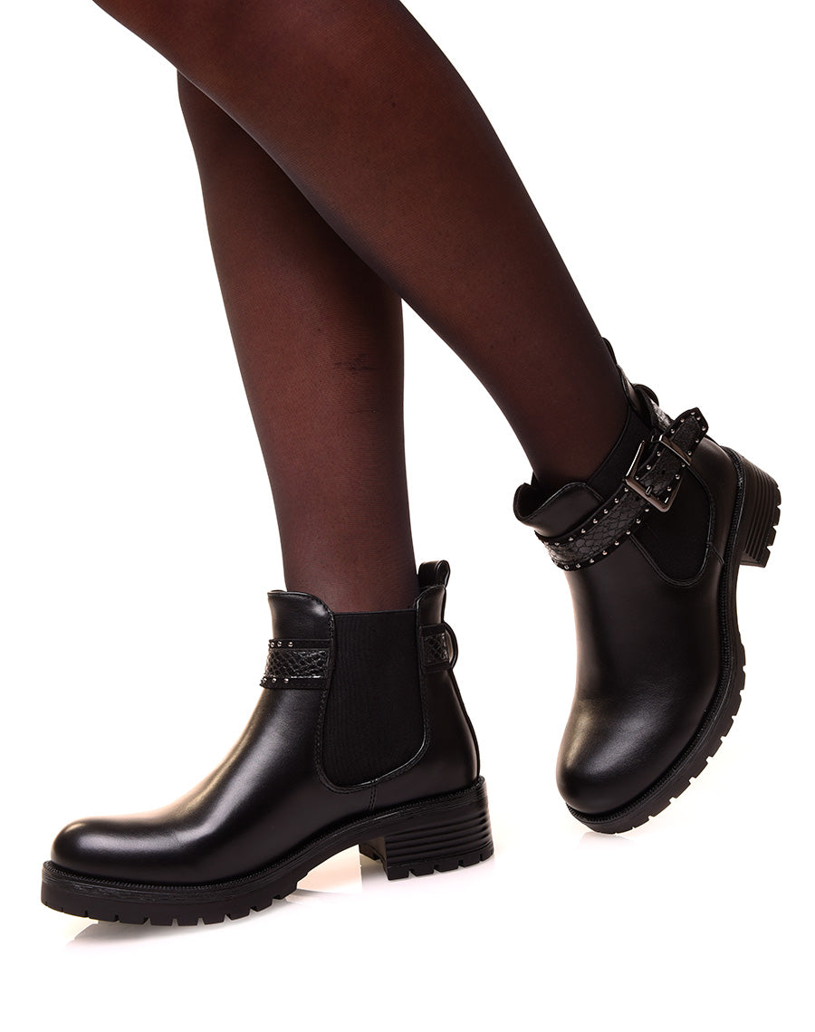 Chelsea boots noires ajourée d’une lanière cloutée