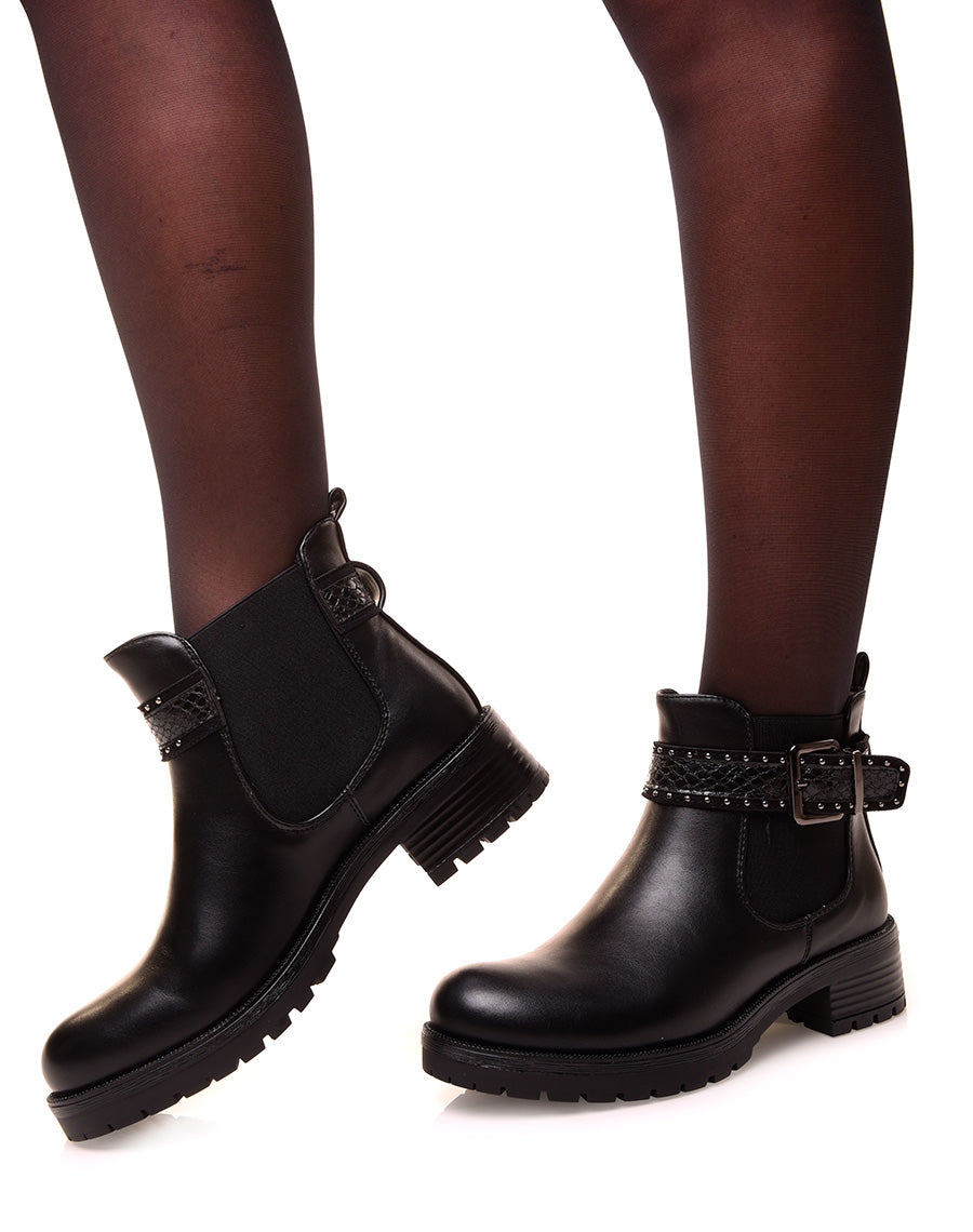 Chelsea boots noires ajourée d’une lanière cloutée