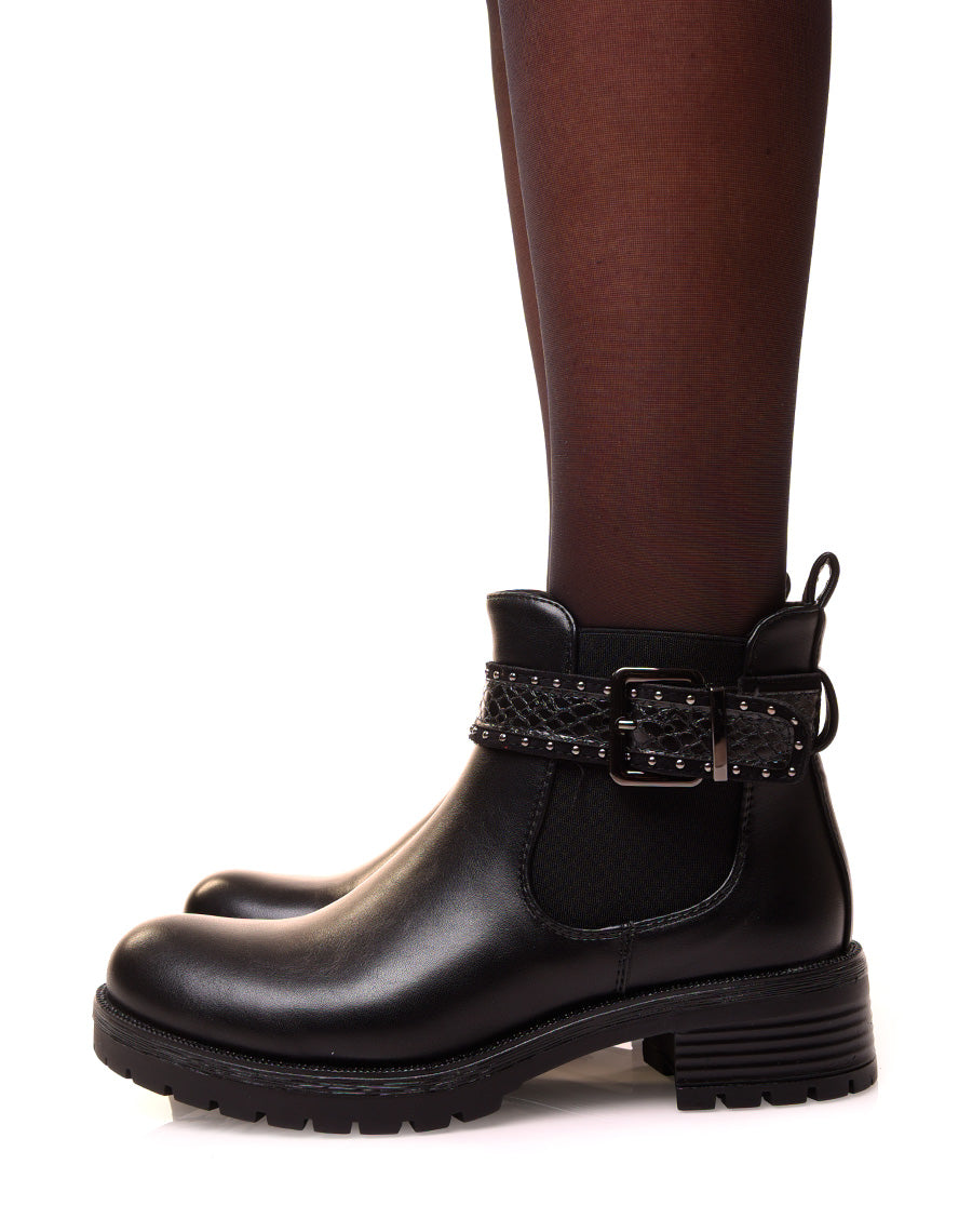 Chelsea boots noires ajourée d’une lanière cloutée