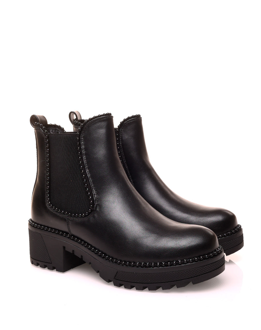 Chelsea boots noires ajourées de perles noires