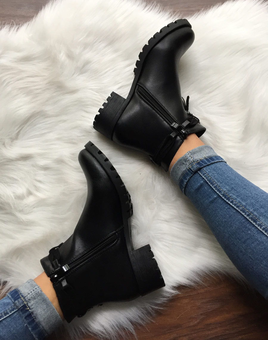 Chelsea boots noires à brides et pompons