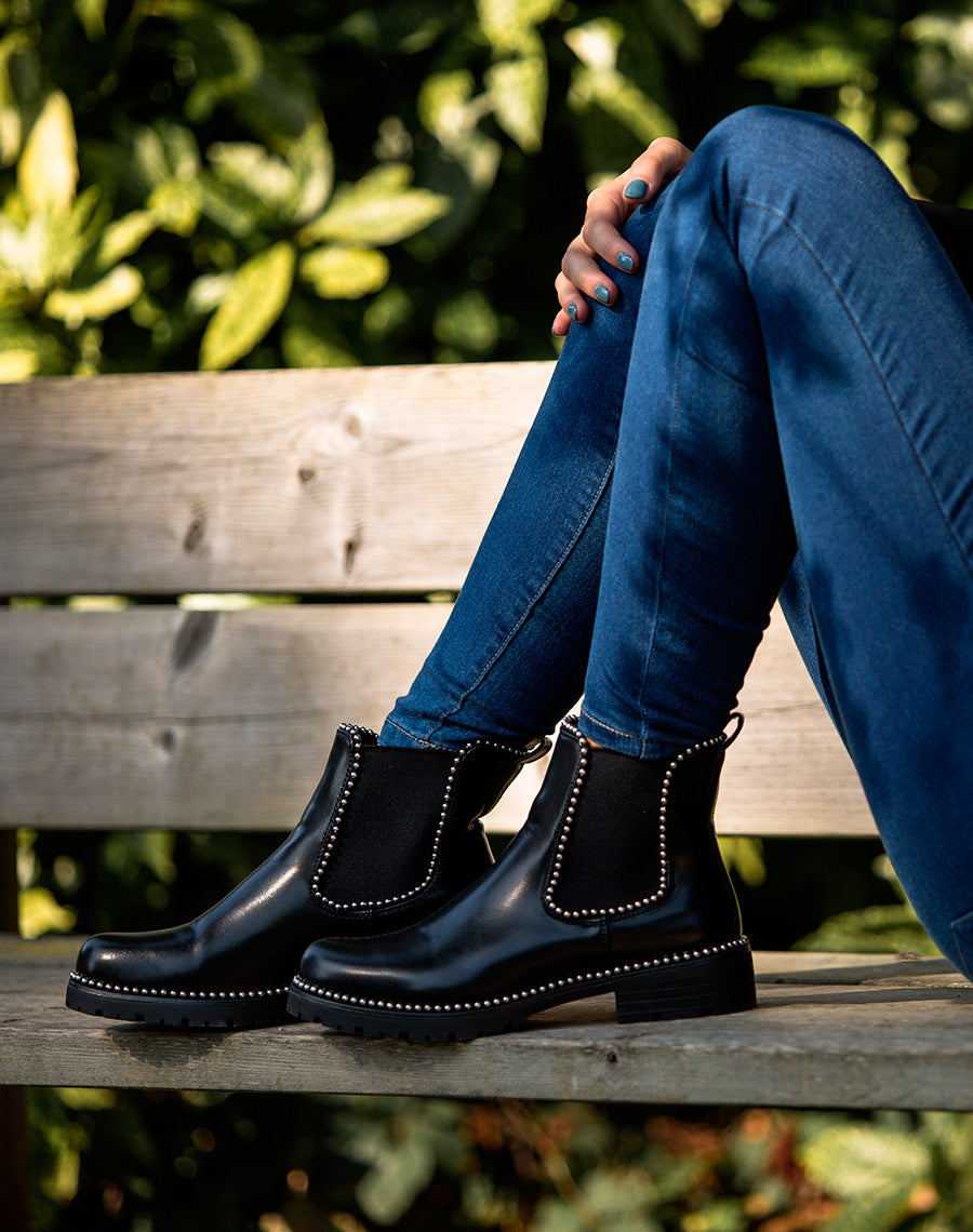 Chelsea boots noires grainées à détails perles