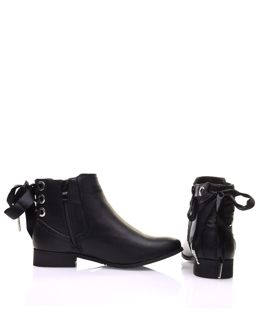 Chelsea boots noires à oeillets et noeud