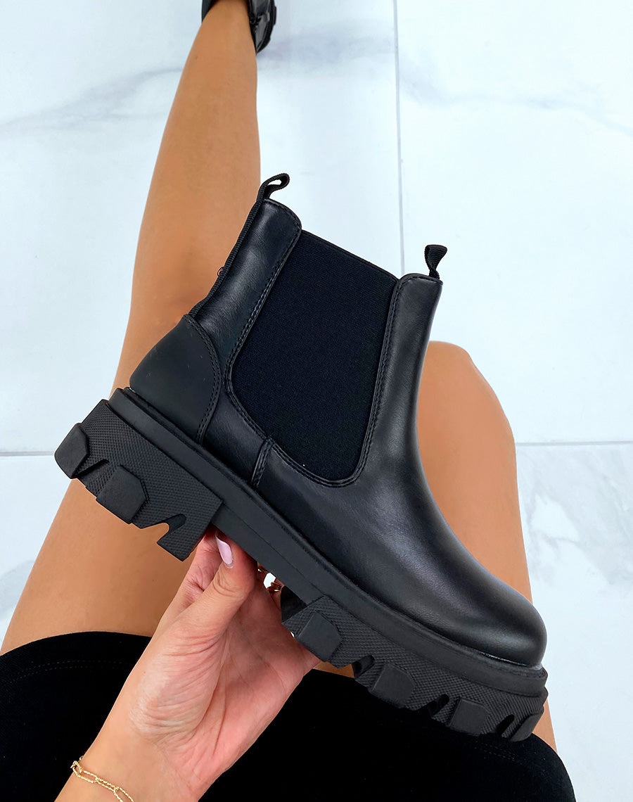 Chelsea boots noires ornées d’un empiècement gommé