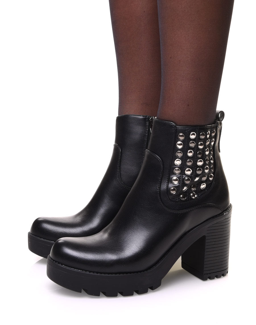 Chelsea boots noires à talons et détails cloutés sur le côté du pied