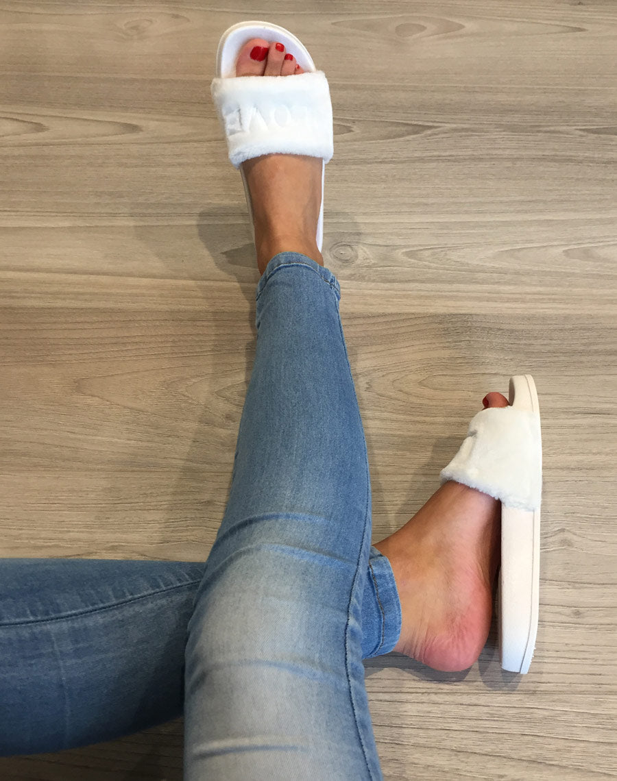 Claquettes blanches à fourrure