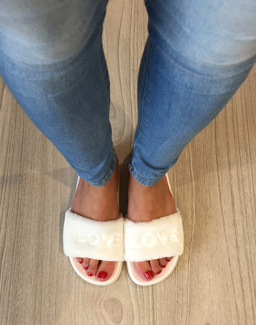 Claquettes blanches à fourrure