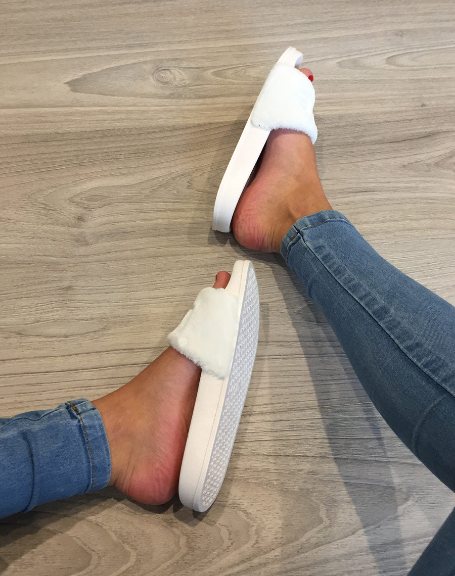 Claquettes blanches à fourrure
