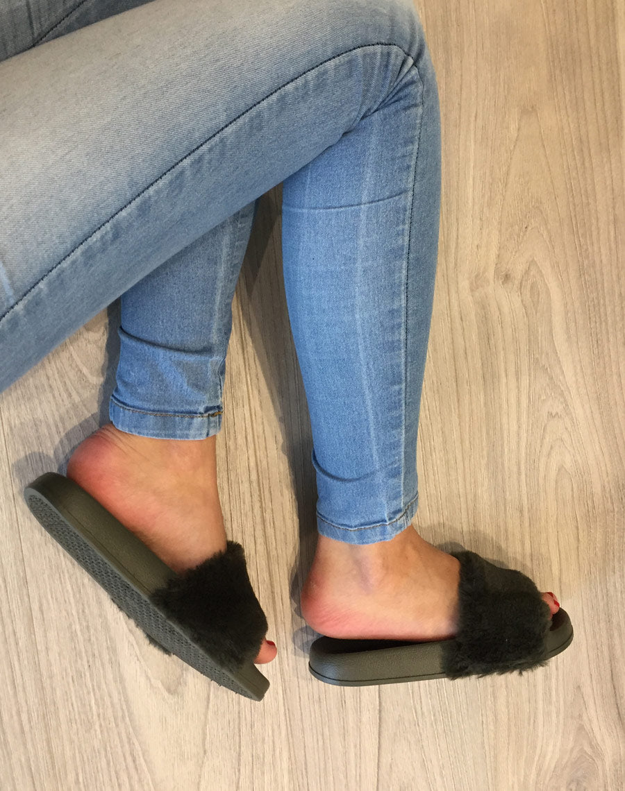 Claquettes kaki à fourrure