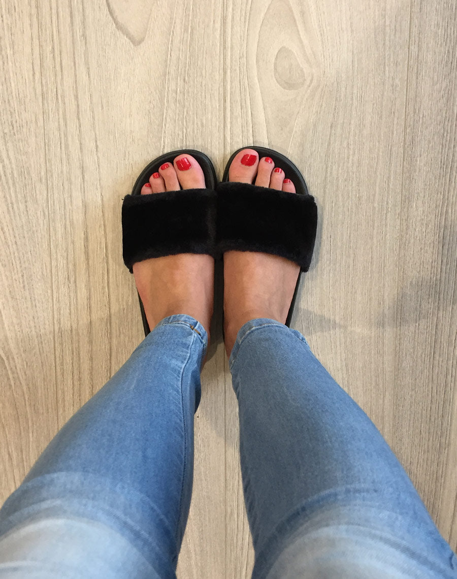 Claquettes noires à fourrure