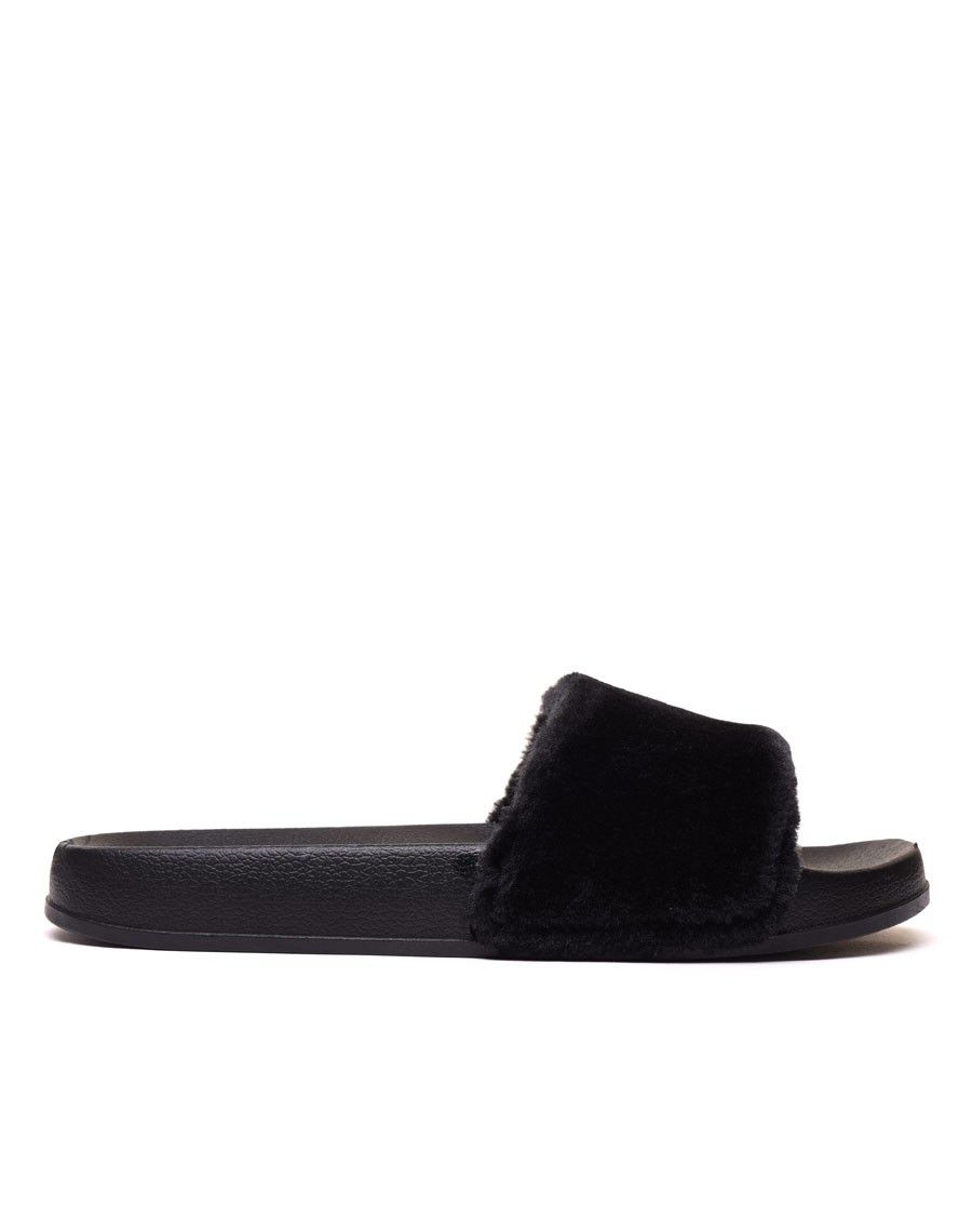 Claquettes noires à fourrure