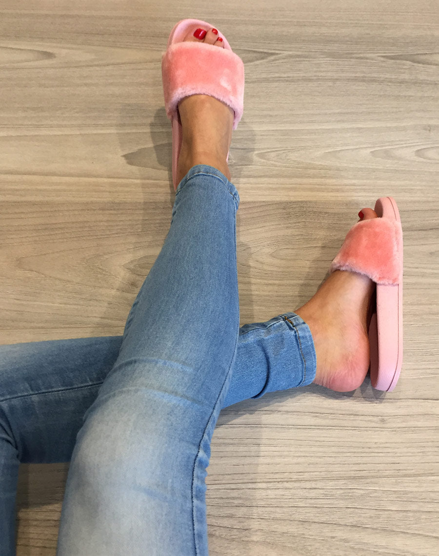 Claquettes roses à fourrure