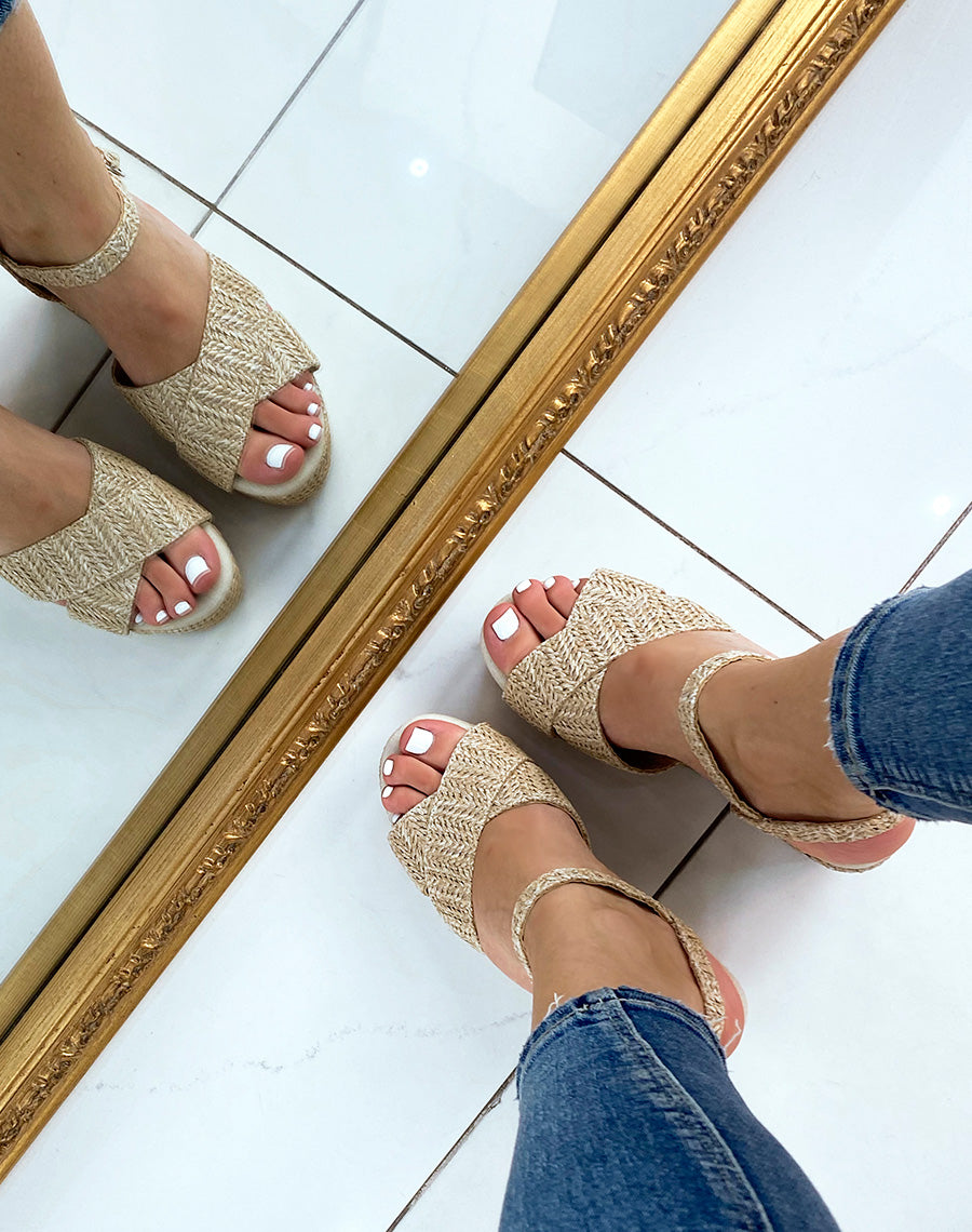 Compensée beige foncé à brides et semelle tressée