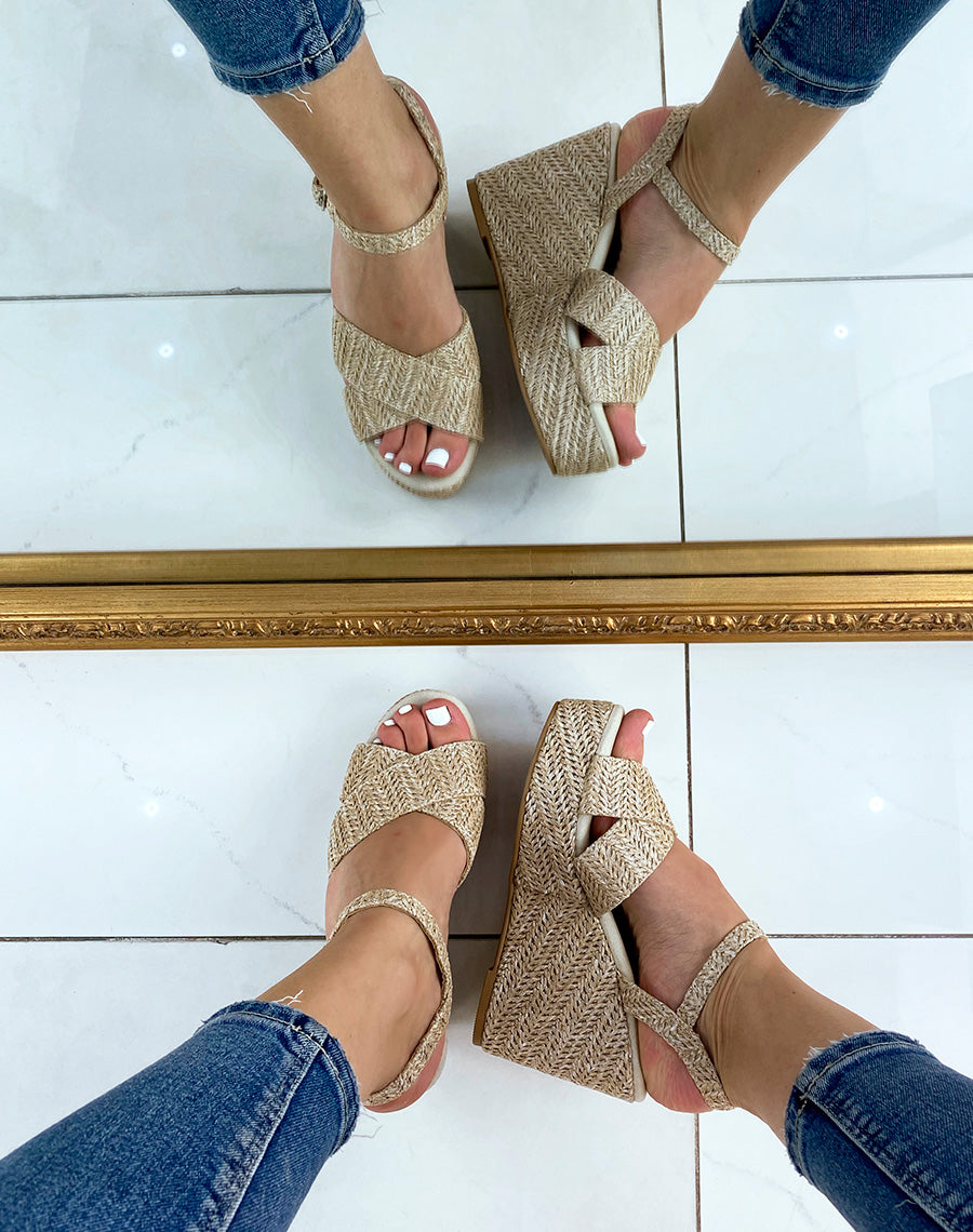 Compensée beige foncé à brides et semelle tressée