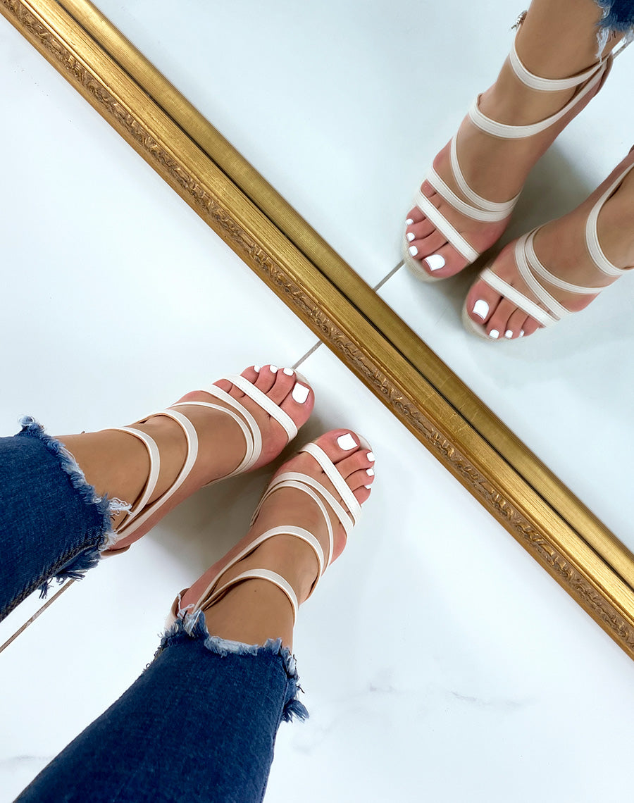 Compensée beiges à lanières entrecroisées et talon haut