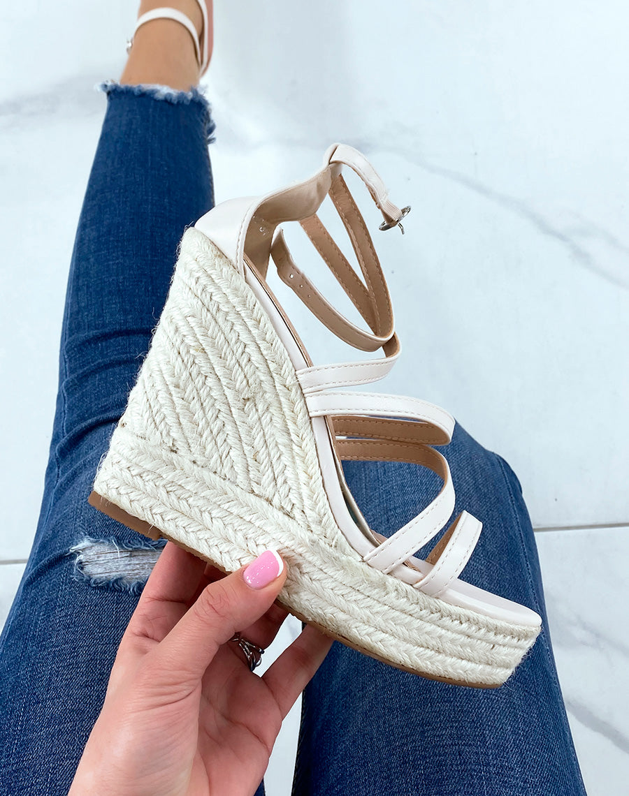 Compensée beiges à lanières entrecroisées et talon haut