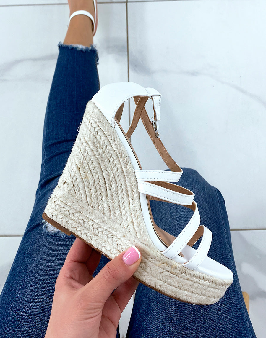 Compensée blanches à lanières entrecroisées et talon haut