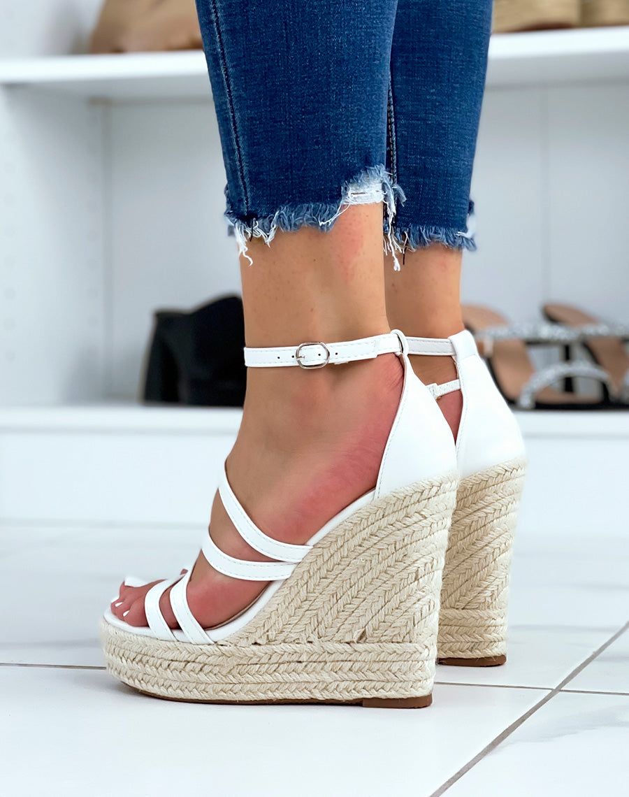 Compensée blanches à lanières entrecroisées et talon haut