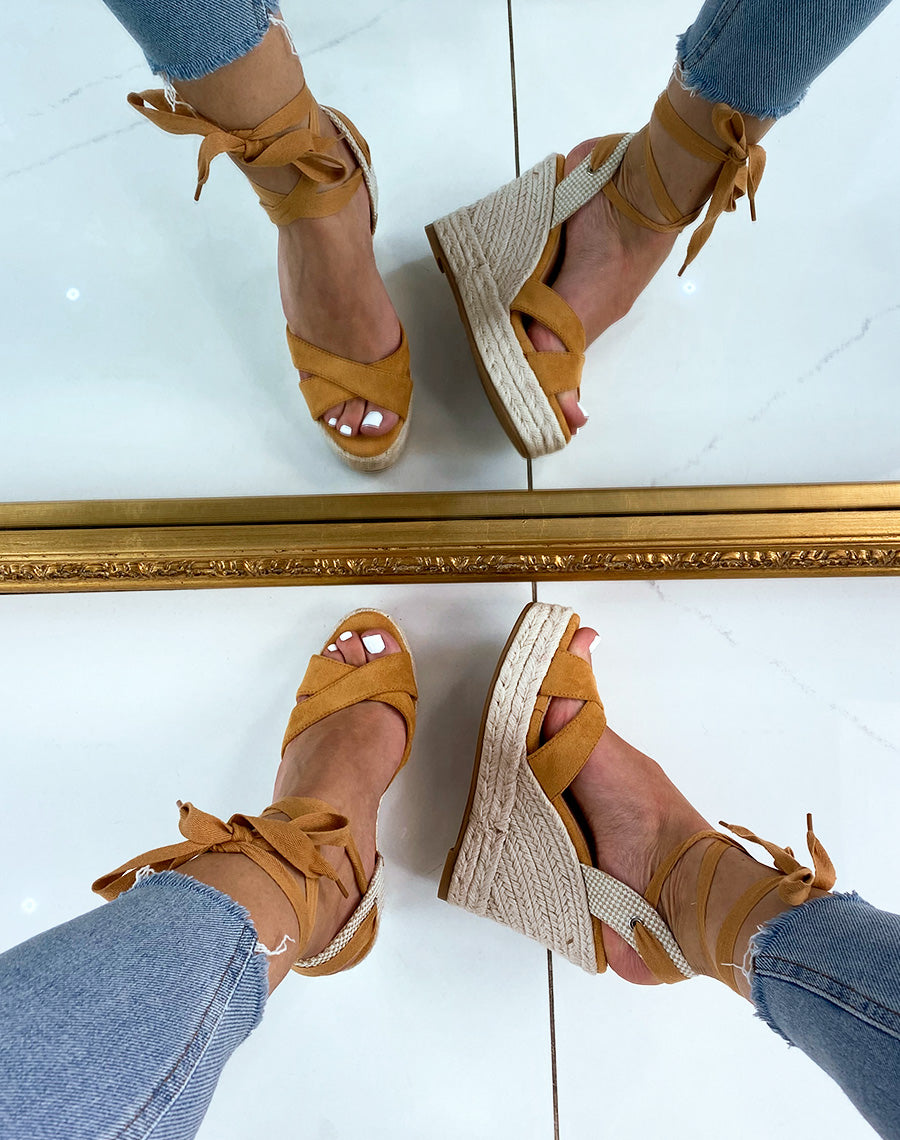 Compensée camel en suédine