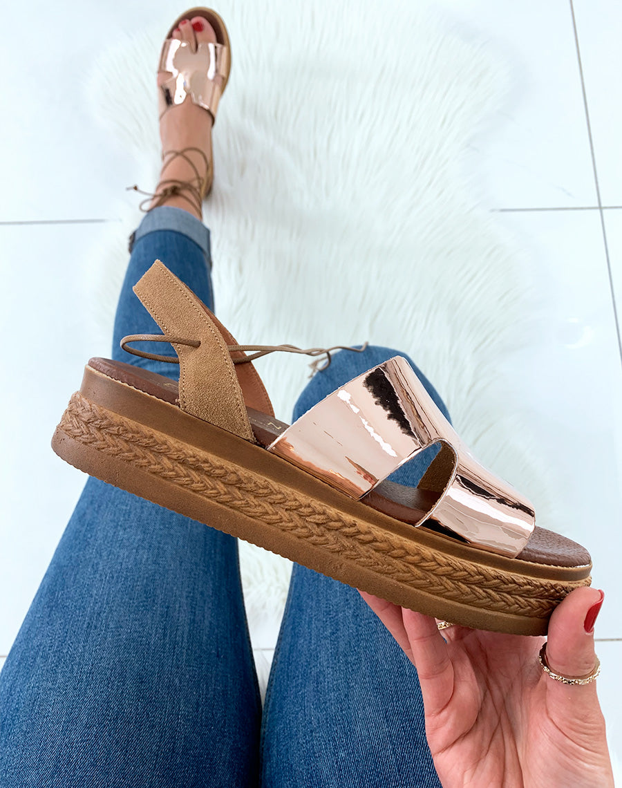 Compensée en cuir bronze effet miroir à lacets cheville