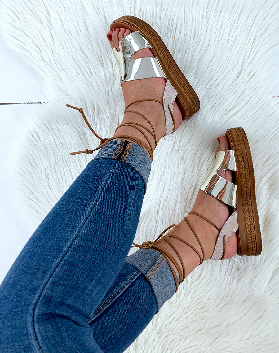 Compensée en cuir dorée effet miroir à lacets cheville