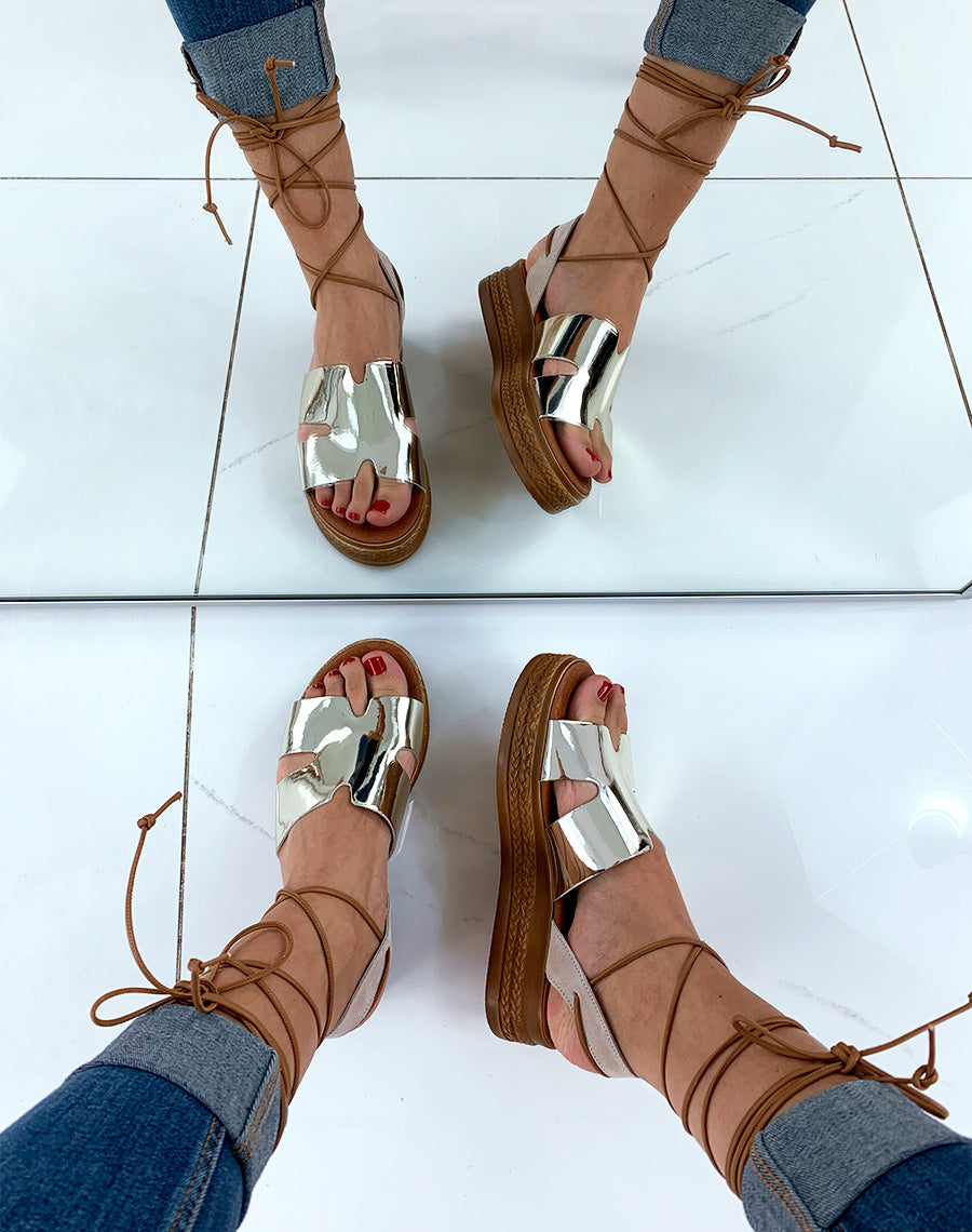 Compensée en cuir dorée effet miroir à lacets cheville