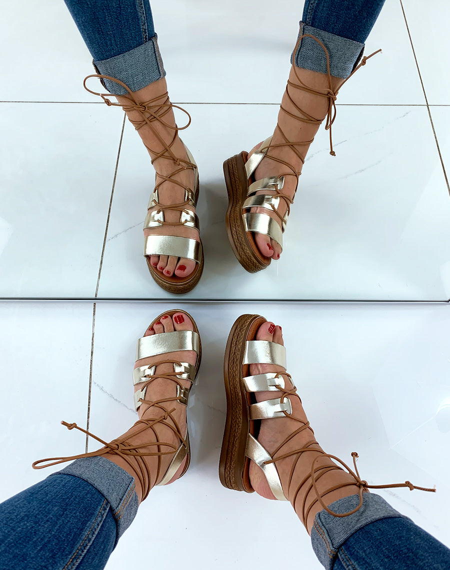 Compensée en cuir dorée à lacets cheville