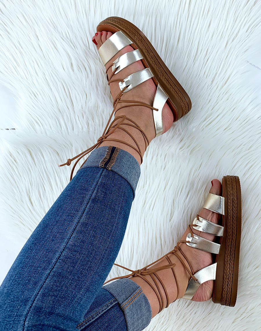 Compensée en cuir dorée à lacets cheville