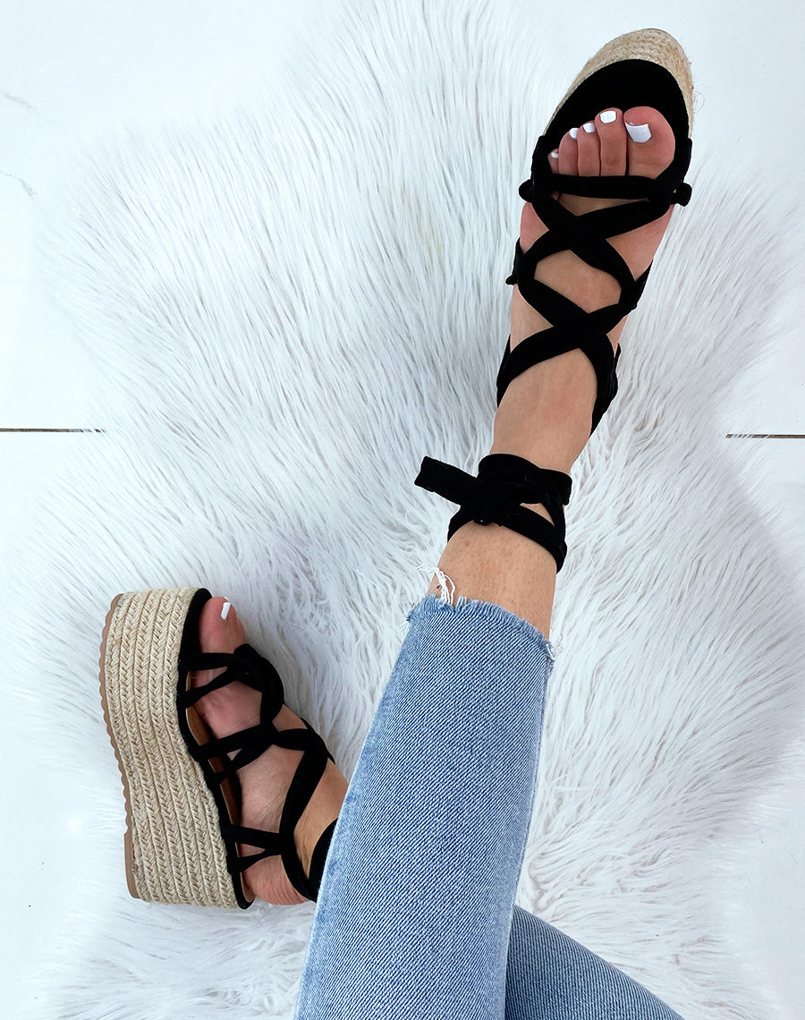 Compensée noire à bride entrecroisée