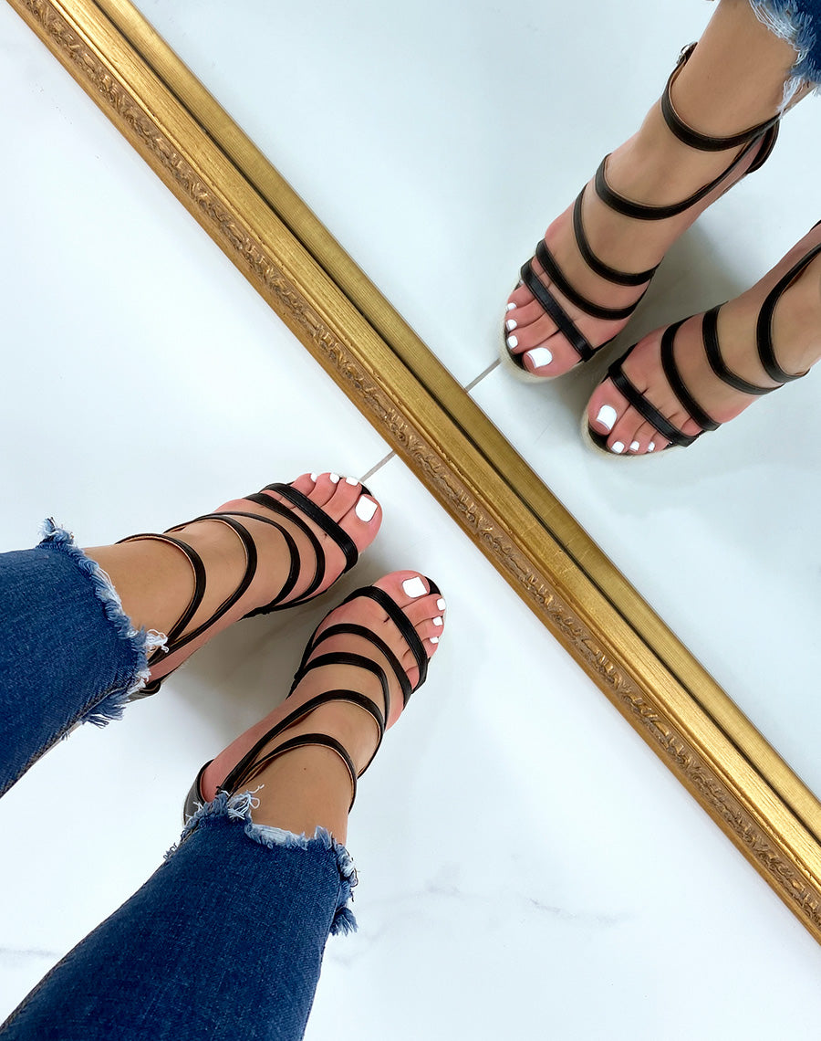 Compensée noires à lanières entrecroisées et talon haut