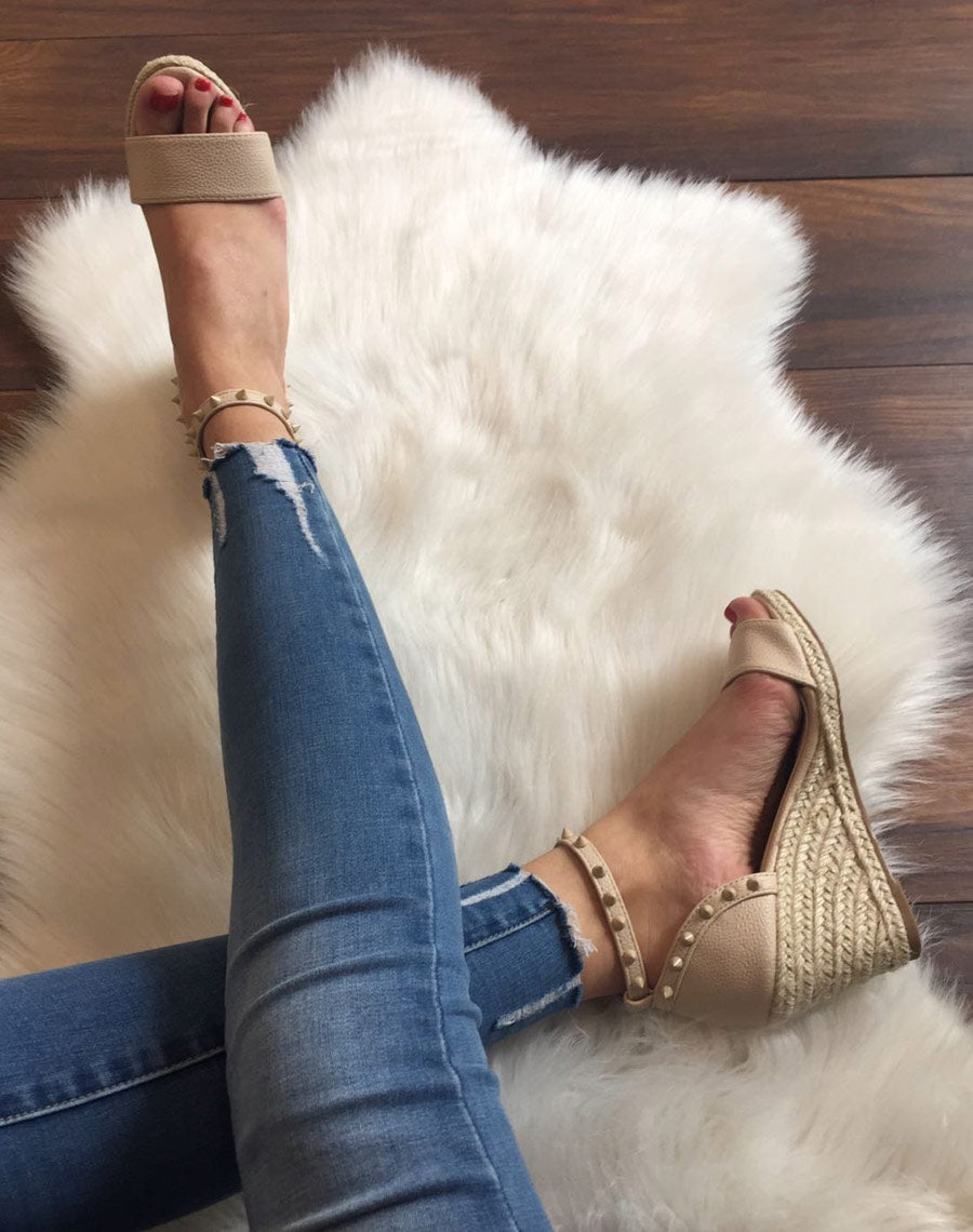 Compensées basses beiges cloutés