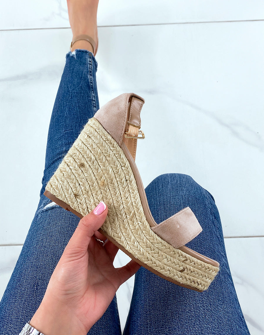 Compensées beige foncé en suédine à talon et lanière ajustable